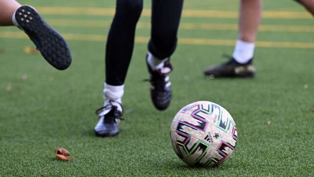 Kinderfußball ärgert Nachbarin - Polizei rückt an