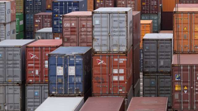 Schiffscontainer mit Autoreifen brennen auf Werkstattgelände
