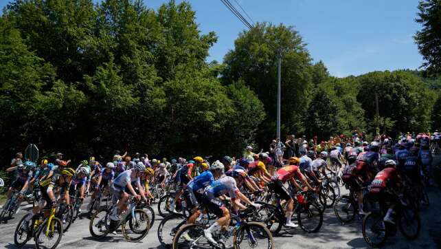 Van der Poel gewinnt Hitze-Etappe der Tour im Zentralmassiv