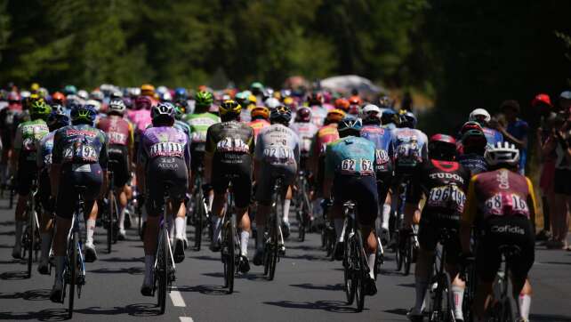 Fast 40 Grad: Van der Poel gewinnt Hitze-Etappe bei Tour