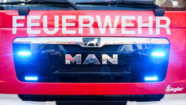 Fahrer von Feuerwehrwagen bewusstlos – prallt gegen Hauswand