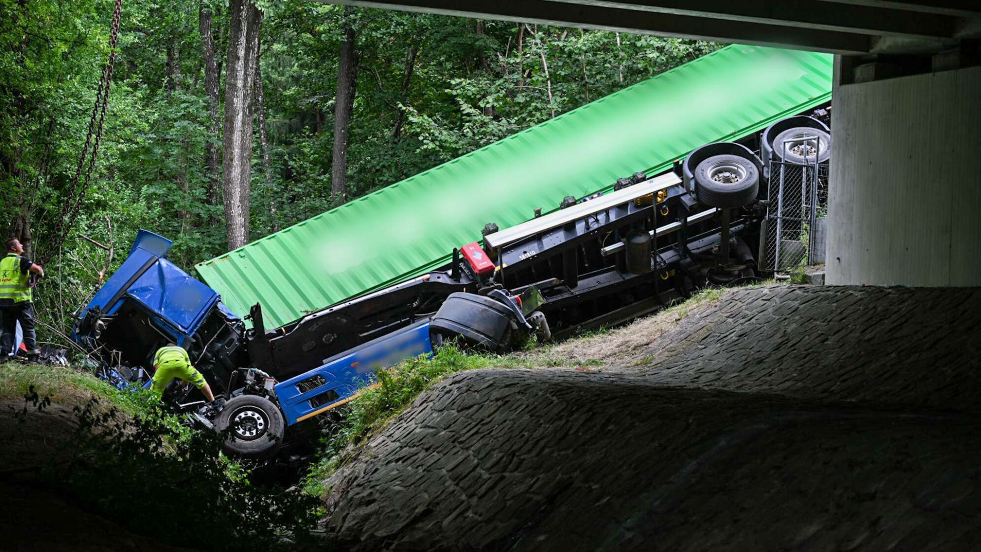 Lastwagen durchbricht auf A96 Leitplanke