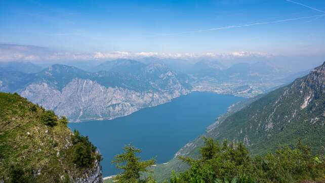 Deutscher stirbt bei Absturz mit Gleitschirm am Gardasee