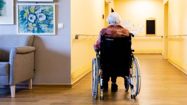 Pflege im Heim noch teurer - Hilft die Reform?