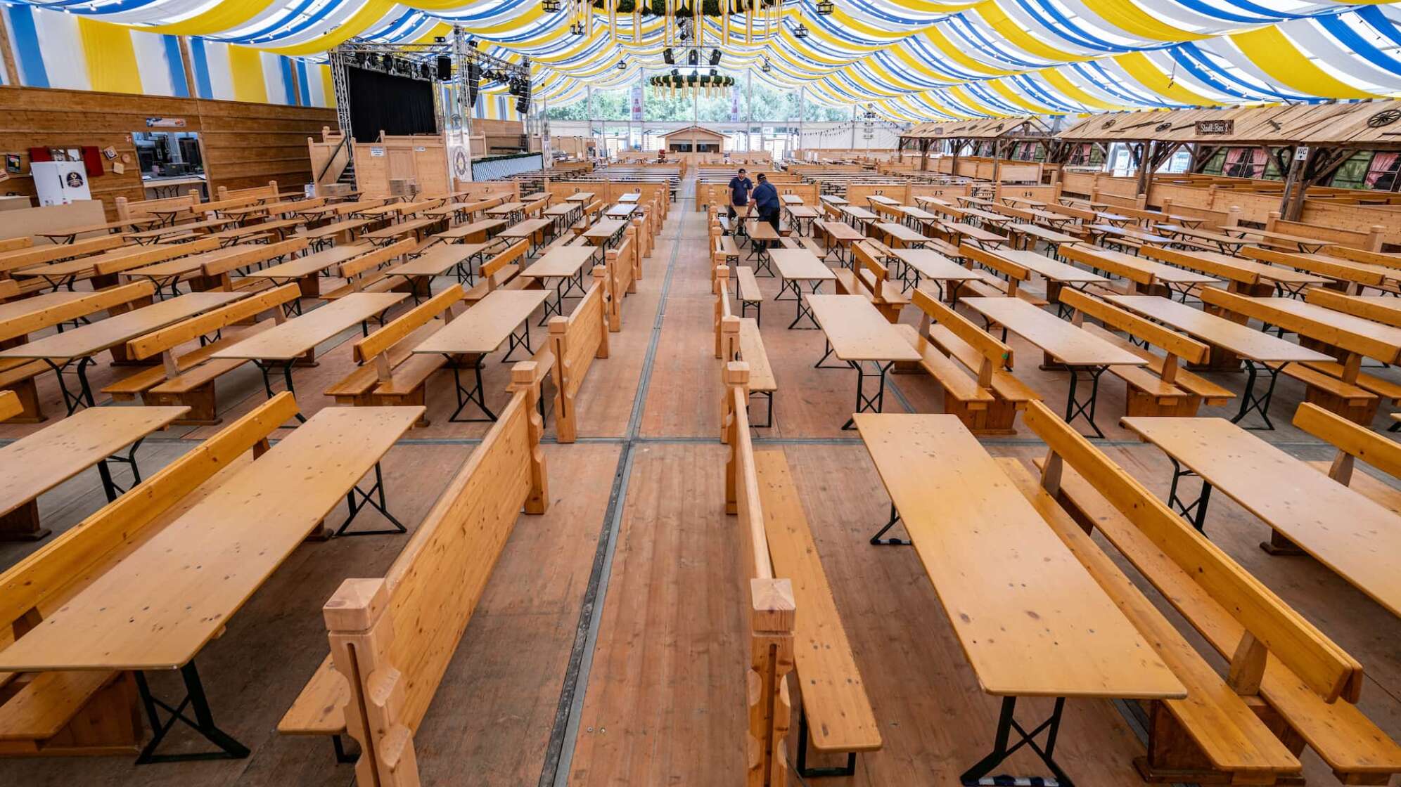 Tische werden in einem Festzelt auf dem Gelände des Gäubodenvolksfestes zurechtgerückt. Die Vorbereitungen für das Fest, das vom 8. bis 18. August dauert, laufen auf Hochtouren.