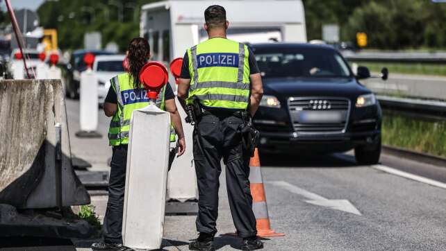 Urlauber könnten im Stau stehen – Kritik an Grenzkontrollen