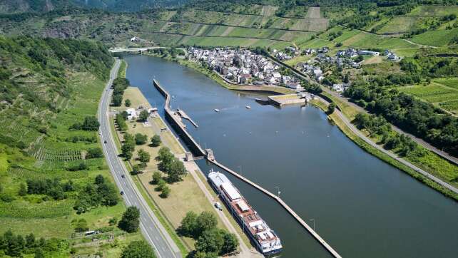 Ölteppich auf Mosel - 124 Schiffspassagiere sitzen fest
