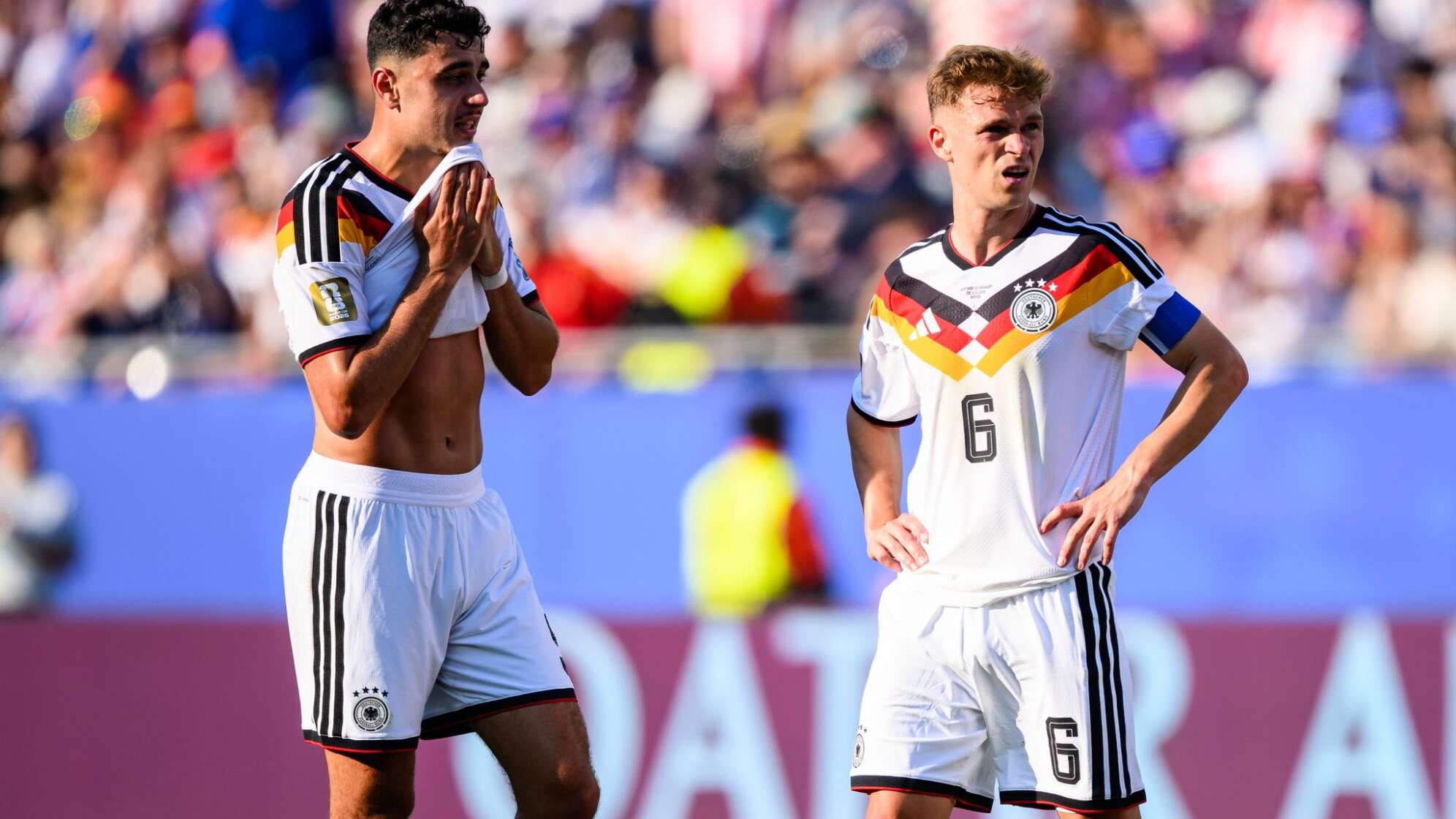 Aleksandar Pavlovic (l) und Joshua Kimmich
