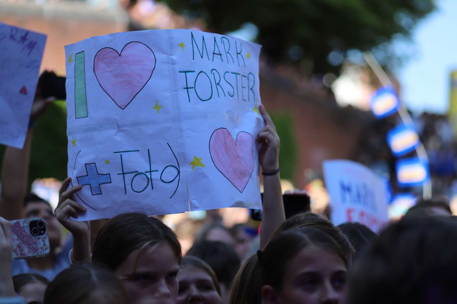 Mark Forster am 16.07.2026 live auf der Bühne beim ersten ANTENNE BAYERN Schulhof-Gig 2026 auf dem Pausenhof der Walther-Rathenau-Realschule in Schweinfurt in Unterfranken