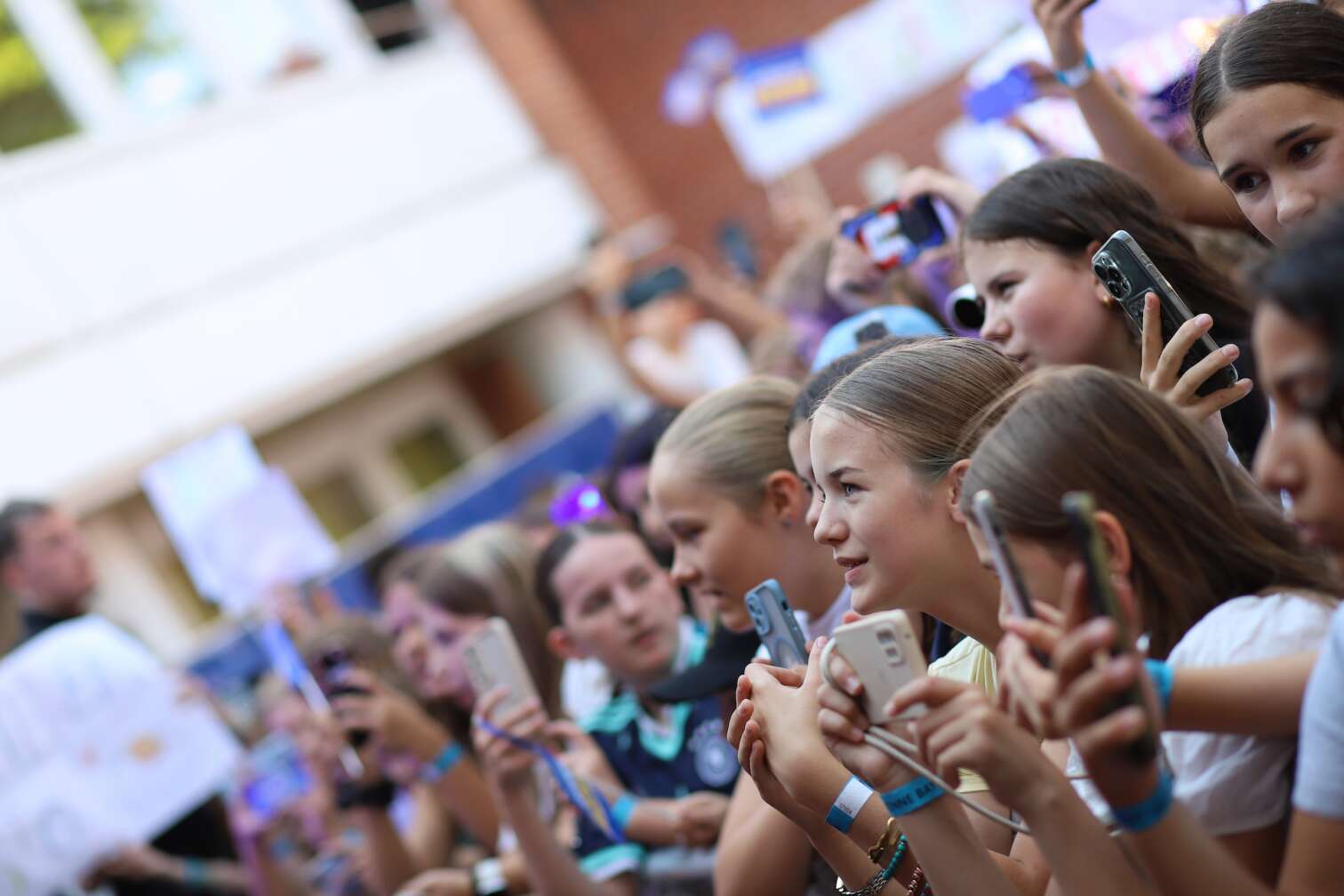 Mark Forster am 16.07.2026 live auf der Bühne beim ersten ANTENNE BAYERN Schulhof-Gig 2026 auf dem Pausenhof der Walther-Rathenau-Realschule in Schweinfurt in Unterfranken
