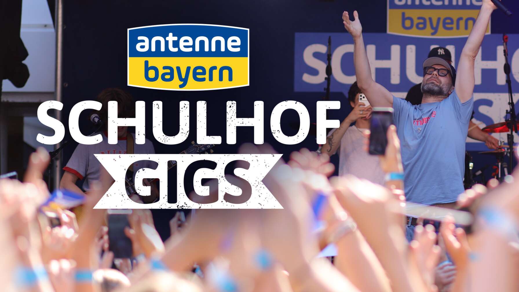 Mark Forster am 16.07.2026 live auf der Bühne beim ersten ANTENNE BAYERN Schulhof-Gig 2026 auf dem Pausenhof der Walther-Rathenau-Realschule in Schweinfurt in Unterfranken