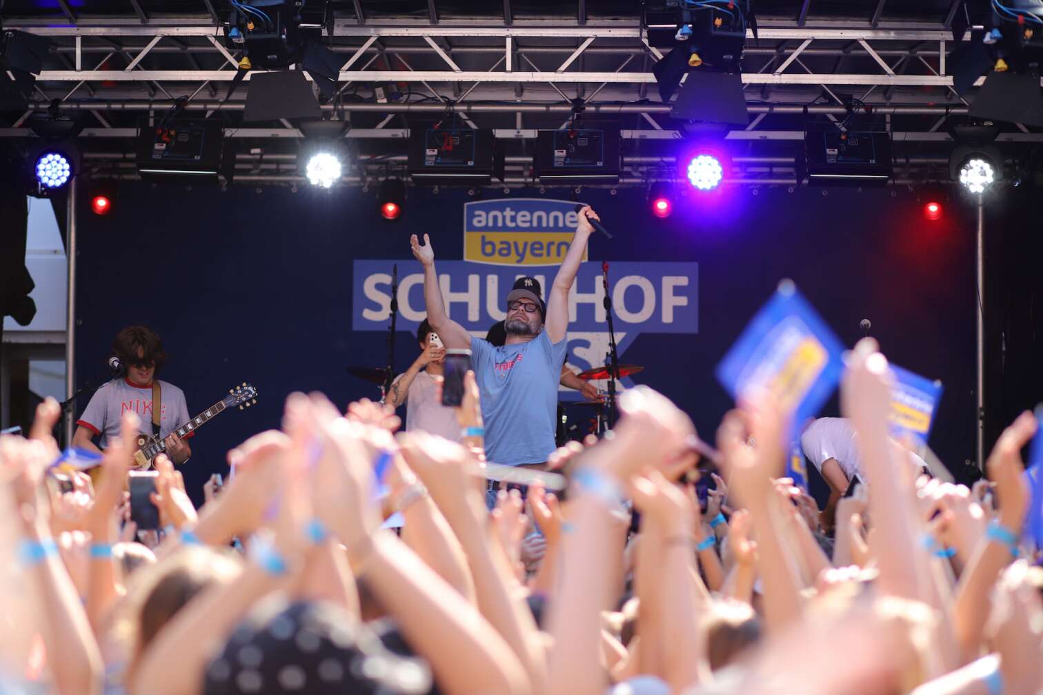 Mark Forster am 16.07.2026 live auf der Bühne beim ersten ANTENNE BAYERN Schulhof-Gig 2026 auf dem Pausenhof der Walther-Rathenau-Realschule in Schweinfurt in Unterfranken