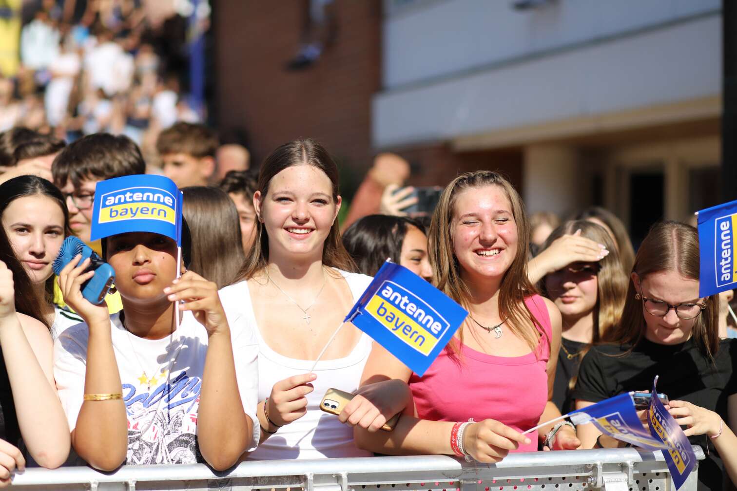 Mark Forster am 16.07.2026 live auf der Bühne beim ersten ANTENNE BAYERN Schulhof-Gig 2026 auf dem Pausenhof der Walther-Rathenau-Realschule in Schweinfurt in Unterfranken