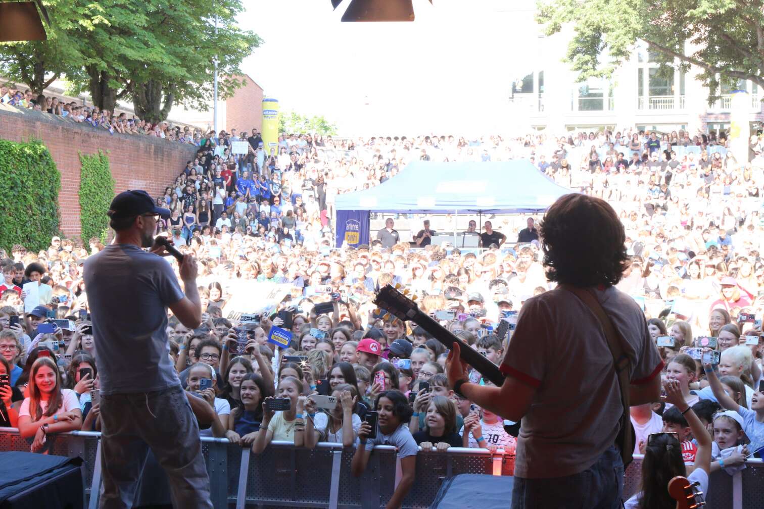 Mark Forster am 16.07.2026 live auf der Bühne beim ersten ANTENNE BAYERN Schulhof-Gig 2026 auf dem Pausenhof der Walther-Rathenau-Realschule in Schweinfurt in Unterfranken