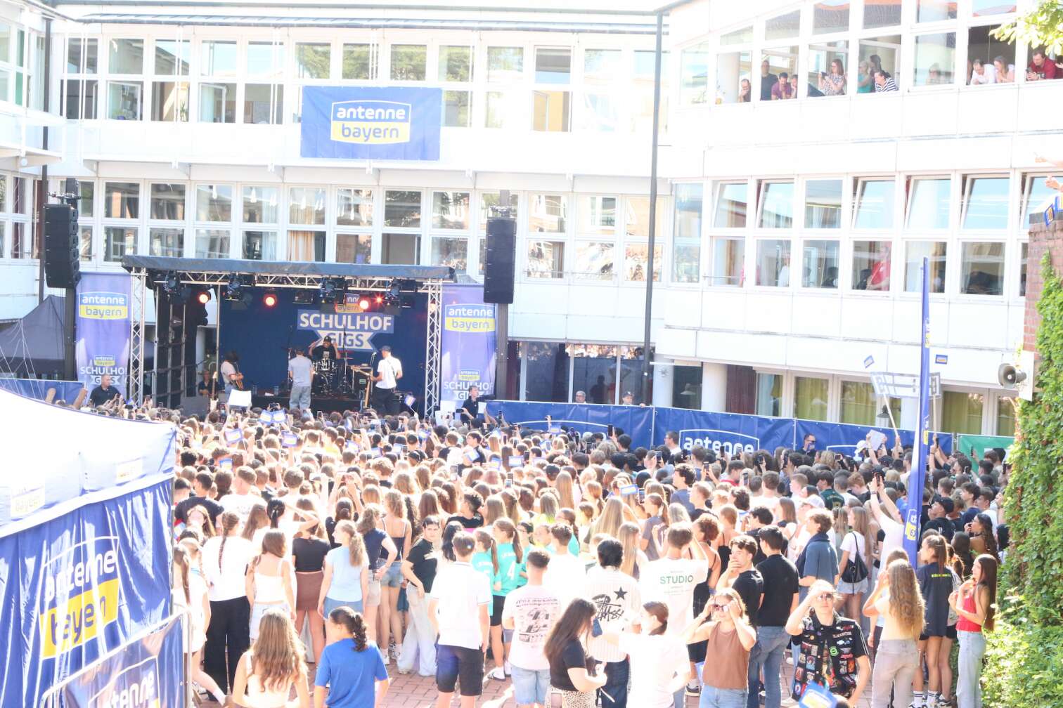 Mark Forster am 16.07.2026 live auf der Bühne beim ersten ANTENNE BAYERN Schulhof-Gig 2026 auf dem Pausenhof der Walther-Rathenau-Realschule in Schweinfurt in Unterfranken