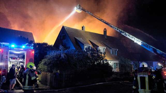 Blitzeinschlag entfacht Großbrand – 350 Retter im Einsatz