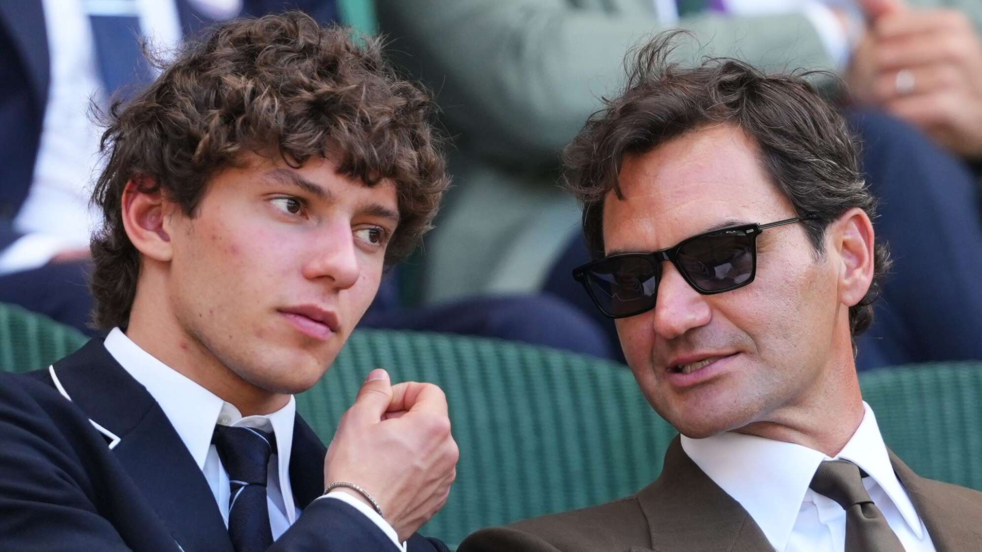 Kimi Antonelli (links) und Roger Federer