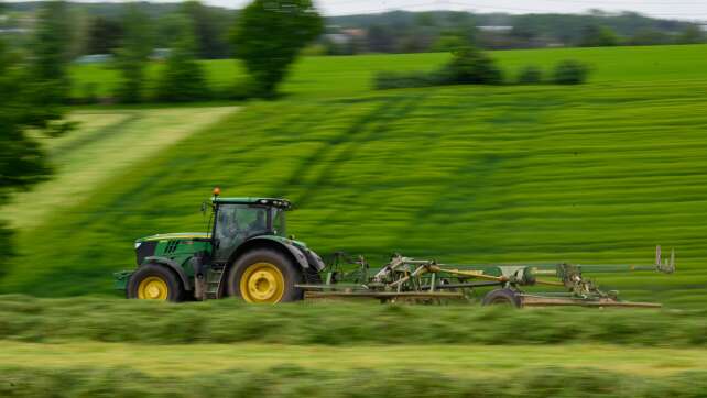 Betrunkener will Polizei auf Traktor davonfahren