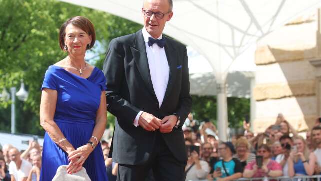 Merz und Merkel beim Bayreuther Festspiel-Jubiläum