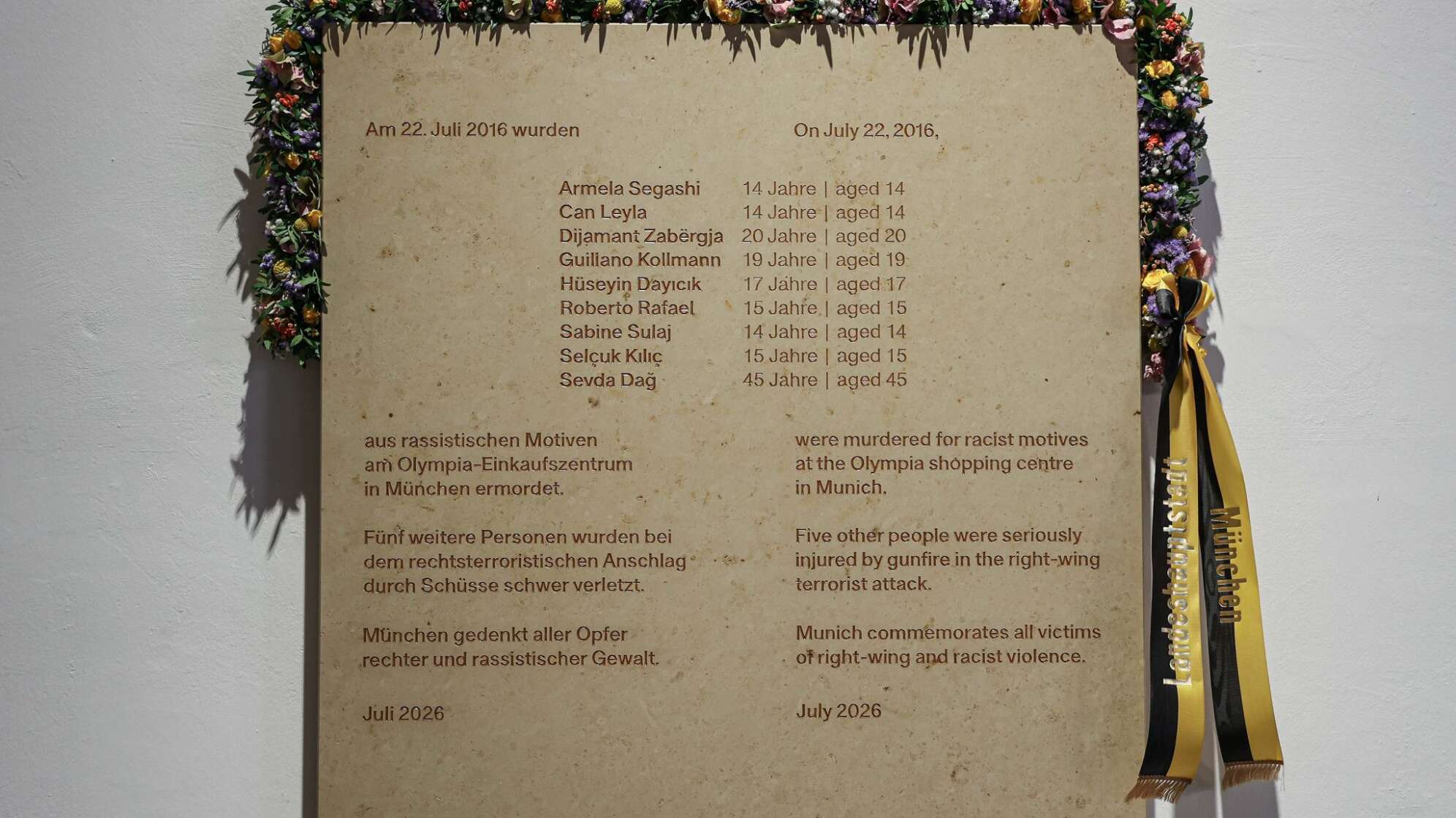 Gedenktafel an Münchner Rathaus für Opfer des OEZ-Anschlags