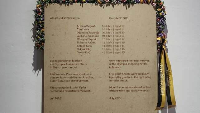 Gedenktafel am Rathaus erinnert an OEZ-Anschlagsopfer