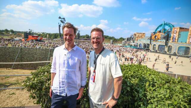 Elektro, Schlager und 360-Grad-Bühne: Parookaville gestartet