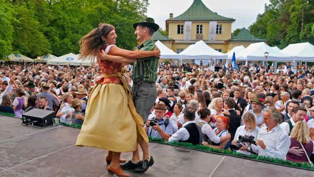 Tausende tanzen im Regen – Kocherlball soll Kulturerbe sein