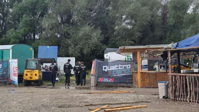Unbekannter attackiert Festbesucher - acht Verletzte
