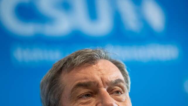 Mann bewirft Söder mit Tomate