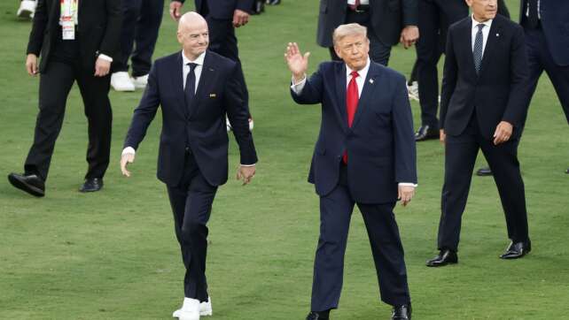 Pfeifkonzert für Trump und Infantino bei Siegerehrung