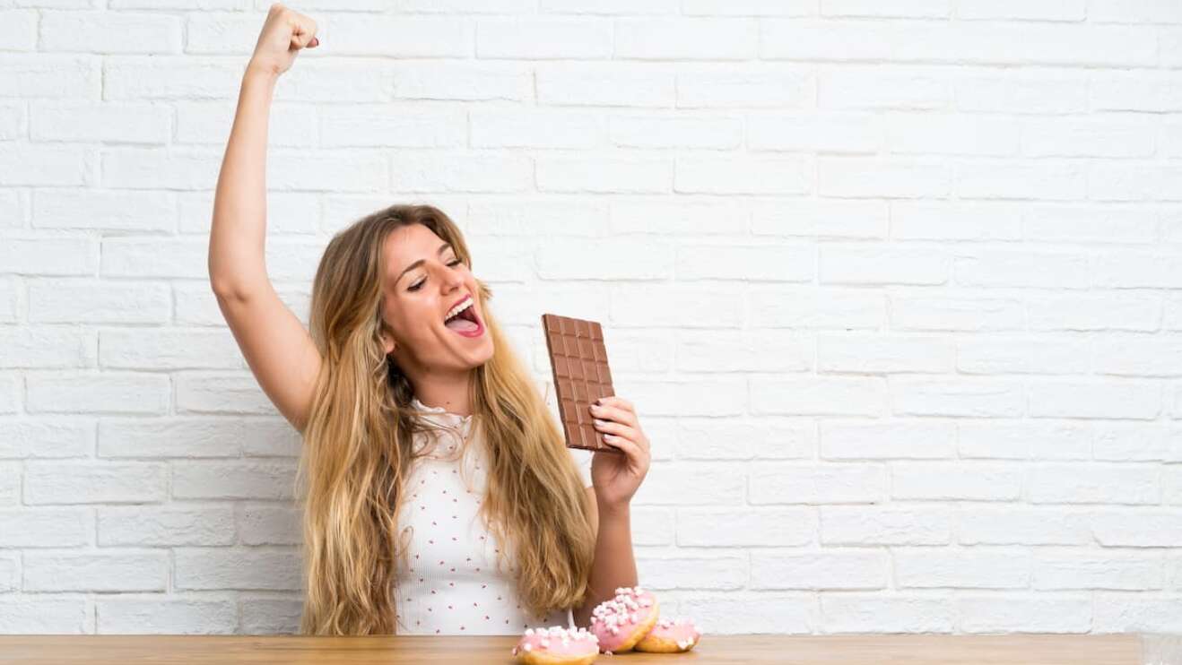 glückliche Frau mit Schokolade