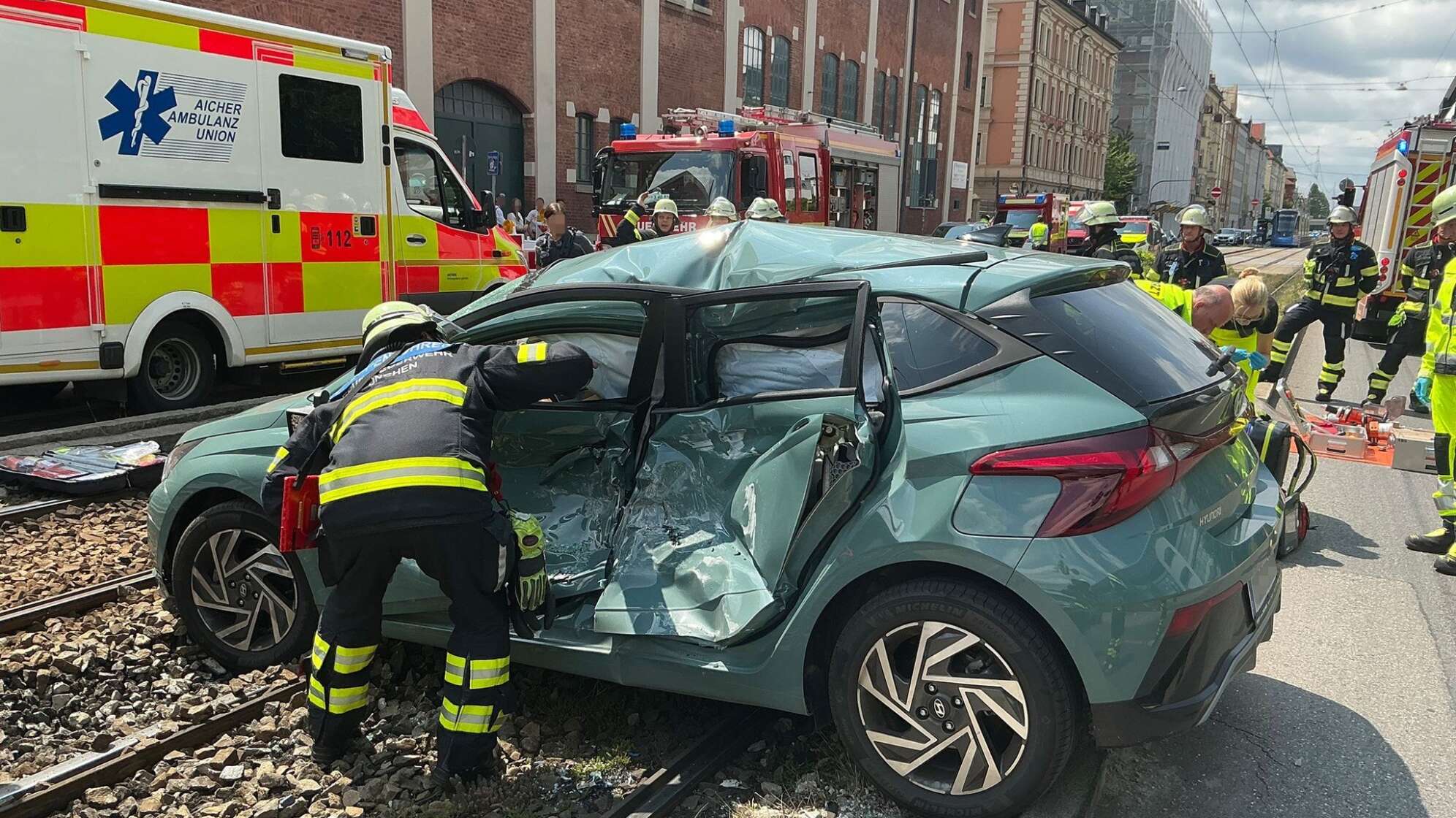 Mutter und Tochter bei Zusammenstoß mit Tram verletzt