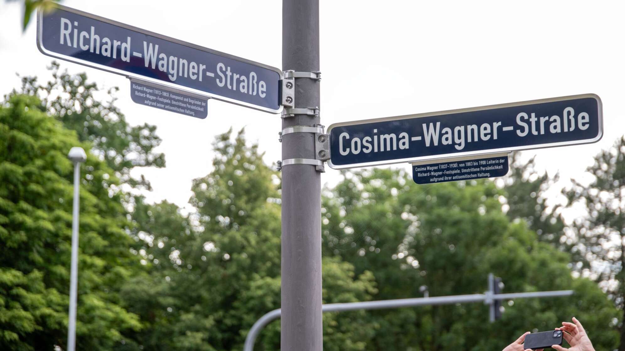 Zusatzbeschilderung für historisch belastete Straßennamen