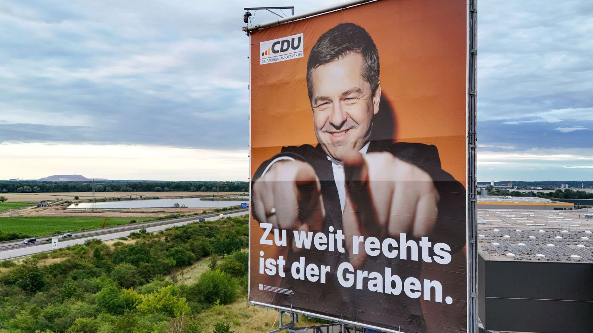 Riesenwahlplakat der CDU zur Landtagswahl Sachsen-Anhalt
