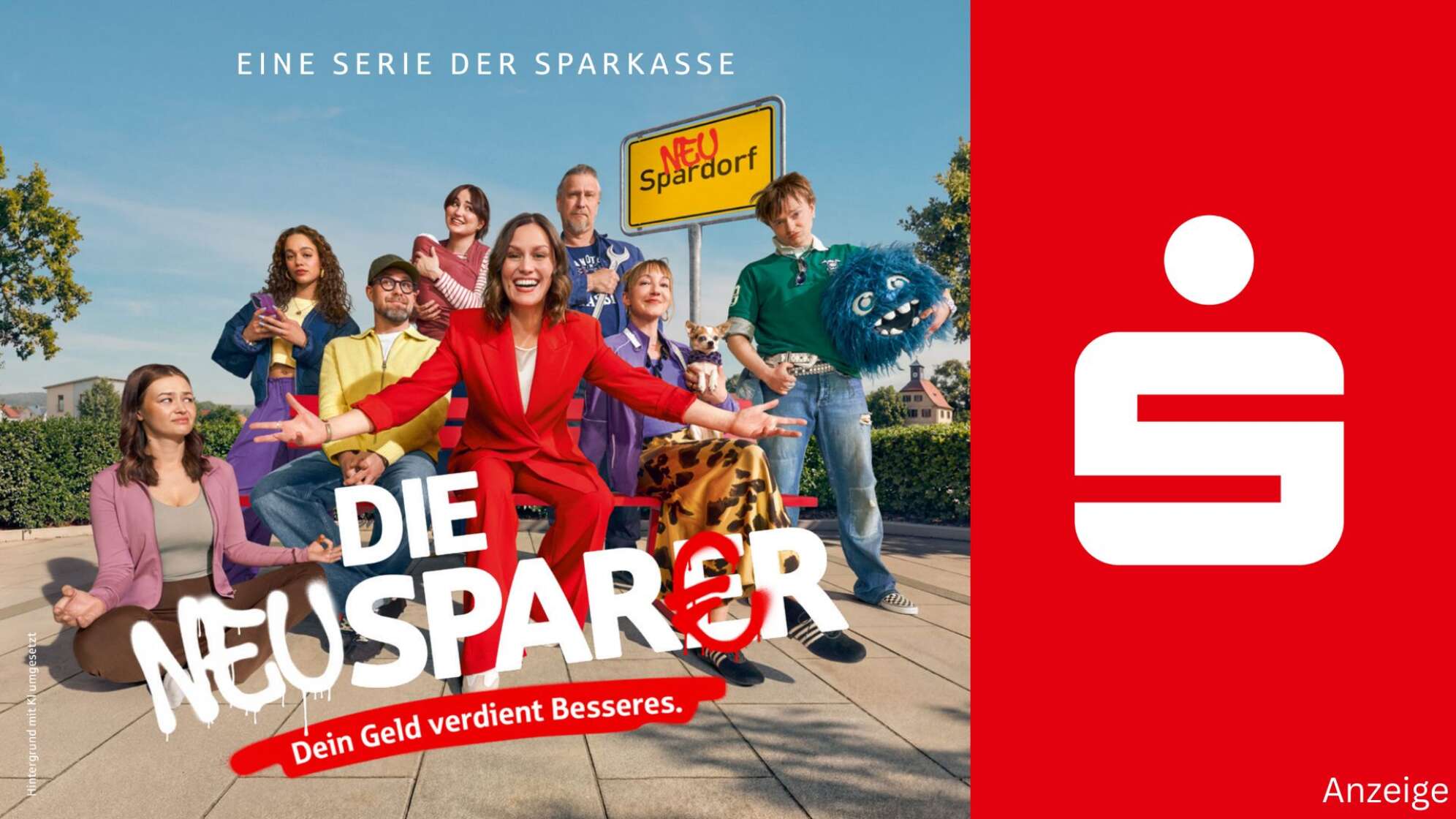 Werbegrafik der Sparkasse zur Serie „Die Neusparer – Dein Geld verdient Besseres“: Gruppe junger Menschen sitzt und steht rund um eine rote Bank vor dem Ortsschild „Neu Spardorf“, im Vordergrund Frau im roten Anzug mit ausgebreiteten Armen, rechts großer roter Balken mit Sparkassen-Logo – Kampagne der Sparkasse zu modernem Sparen und Anlegen für junge Leute in Deutschland.
