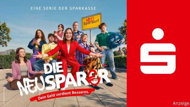 Werbegrafik der Sparkasse zur Serie „Die Neusparer – Dein Geld verdient Besseres“: Gruppe junger Menschen sitzt und steht rund um eine rote Bank vor dem Ortsschild „Neu Spardorf“, im Vordergrund Frau im roten Anzug mit ausgebreiteten Armen, rechts großer roter Balken mit Sparkassen-Logo – Kampagne der Sparkasse zu modernem Sparen und Anlegen für junge Leute in Deutschland.