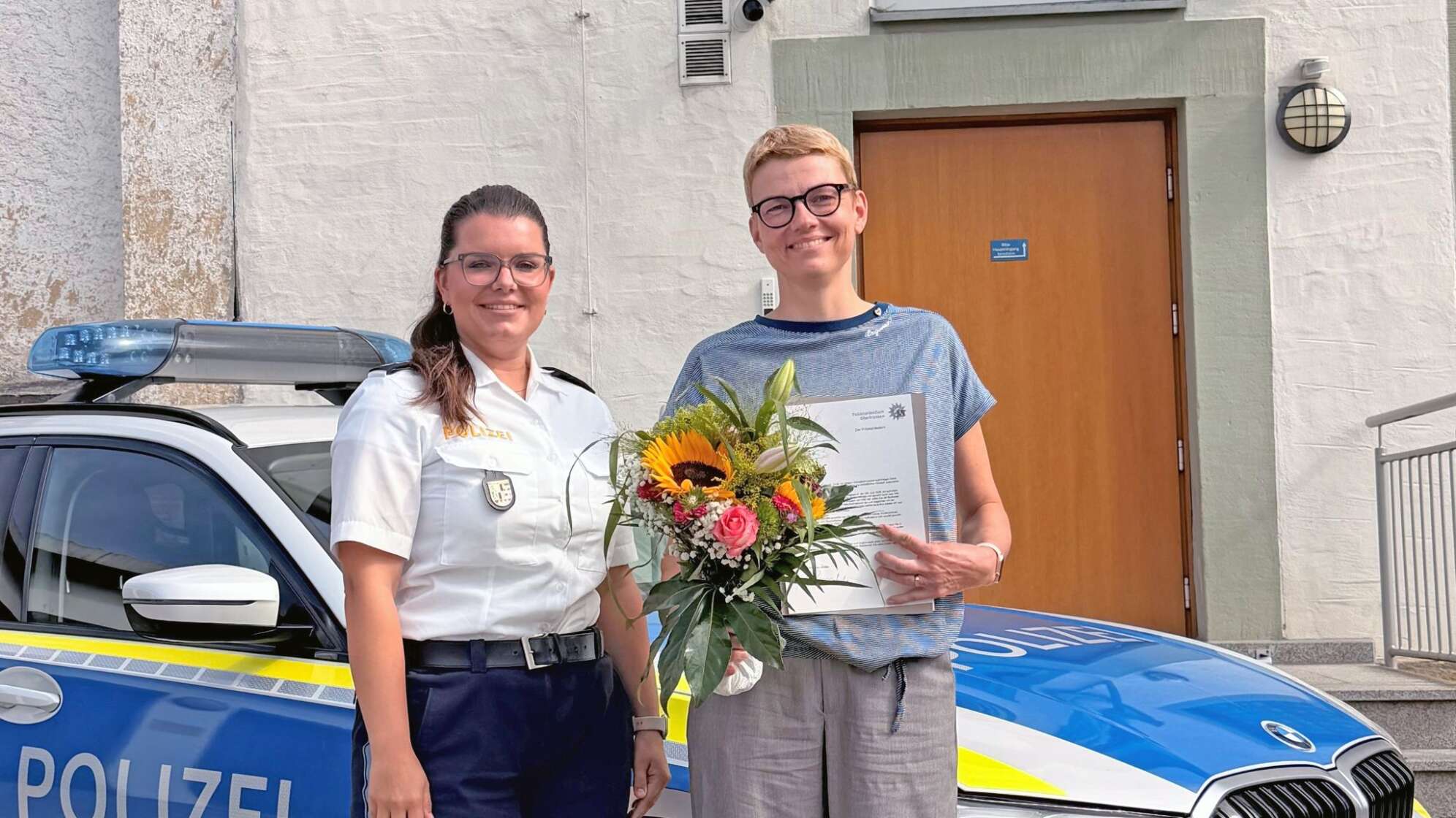 Frau rettet Jungen das Leben – Polizei ehrt Ersthelferin