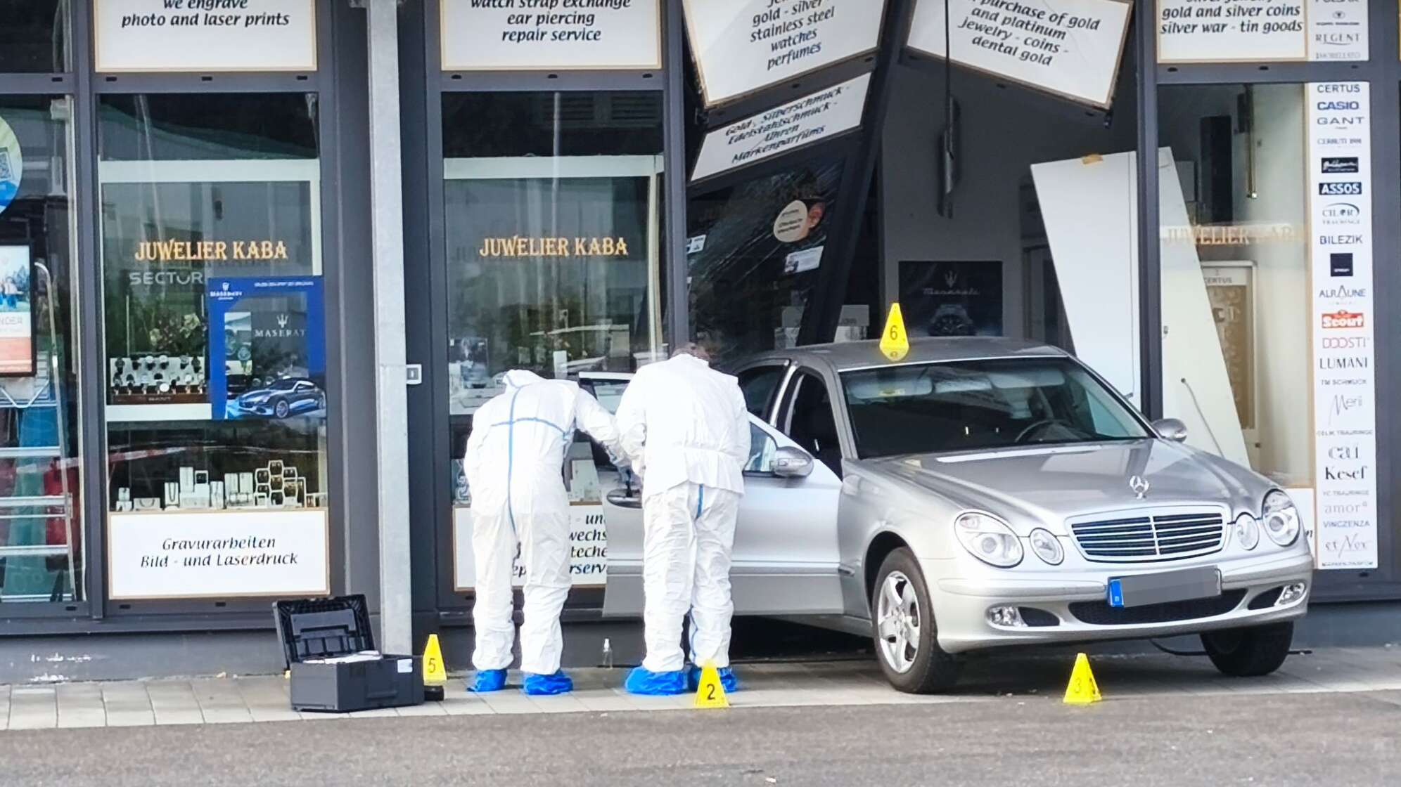Diebe rammen mit Auto Juweliergeschäft und flüchten