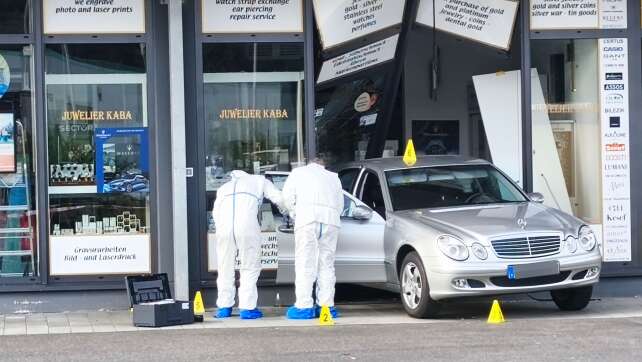 Diebe rammen mit Auto Juweliergeschäft und flüchten