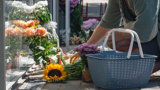 Ermittlungen und Trauer nach tödlicher Messerattacke in Bank