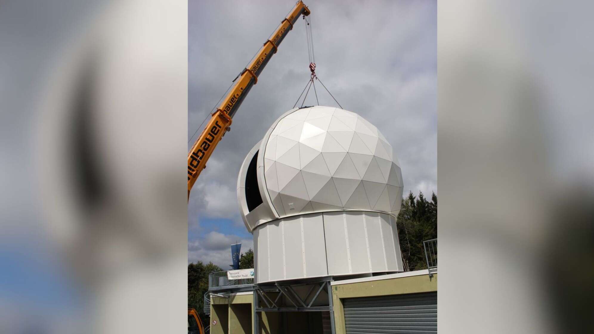Bild der neugebauten Kuppel der Sternwarte auf dem Eschenberg bei Kirchdorf im Wald im Landkreis Regen