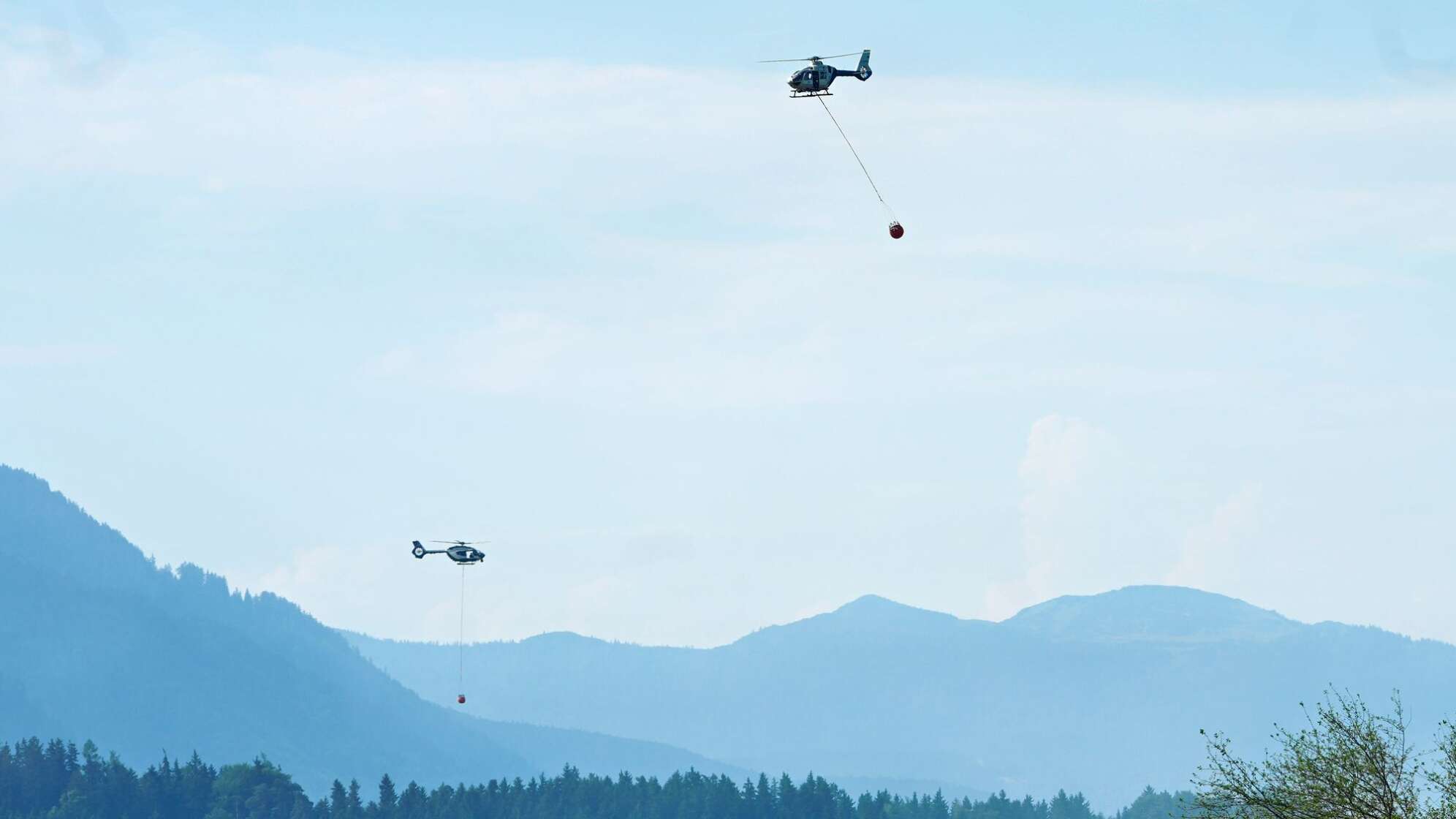 Hubschrauber mit Löschwasser
