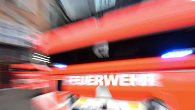 Böschung brennt nach Unfall auf Würzburger Nordtangente