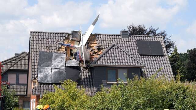 Kleinflugzeug stürzt in Haus - mindestens ein Toter