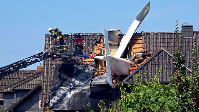 Kleinflugzeug stürzt in Haus - mindestens ein Toter