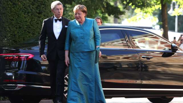 Wagner, Merz, Merkel - roter Teppich zum Festspieljubiläum