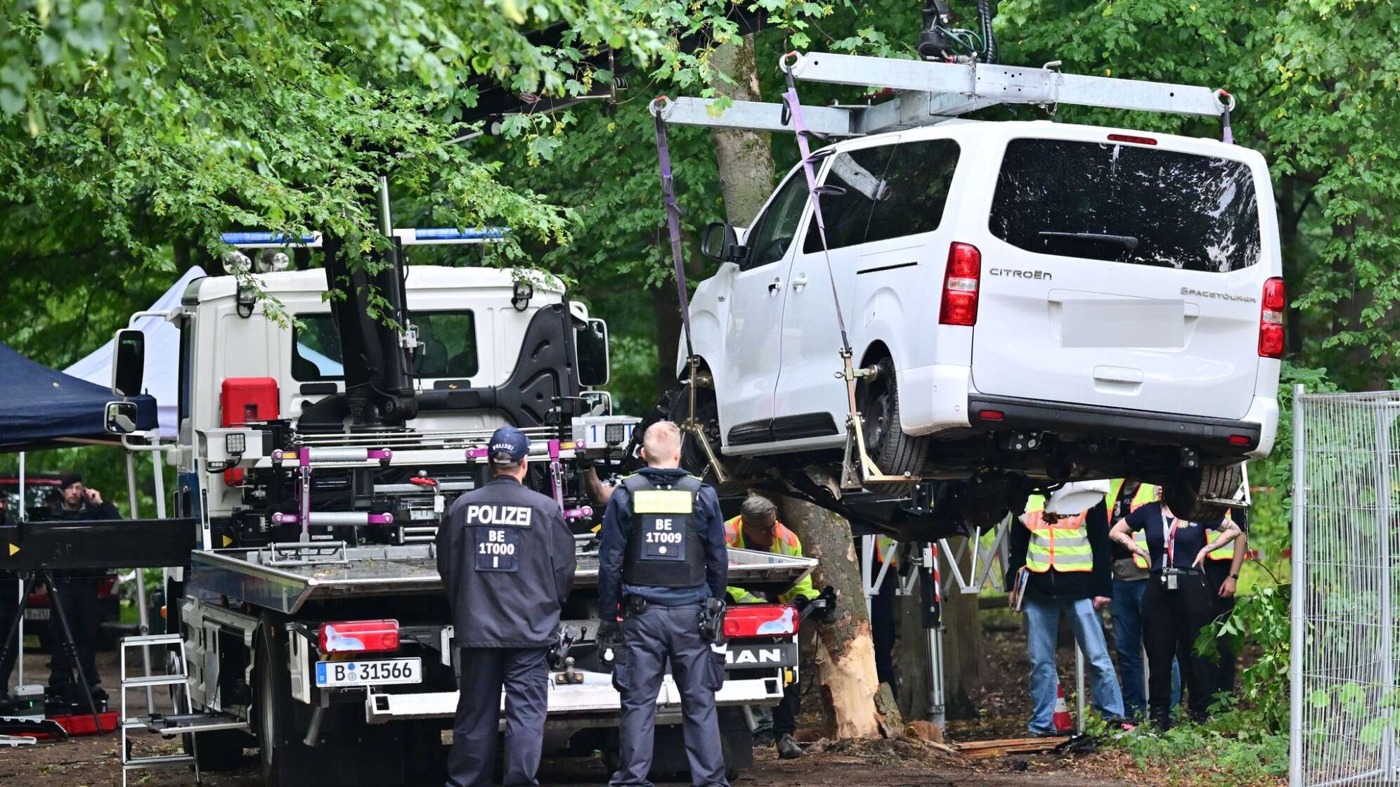 Auto fährt in Menschenmenge - CSD abgebrochen