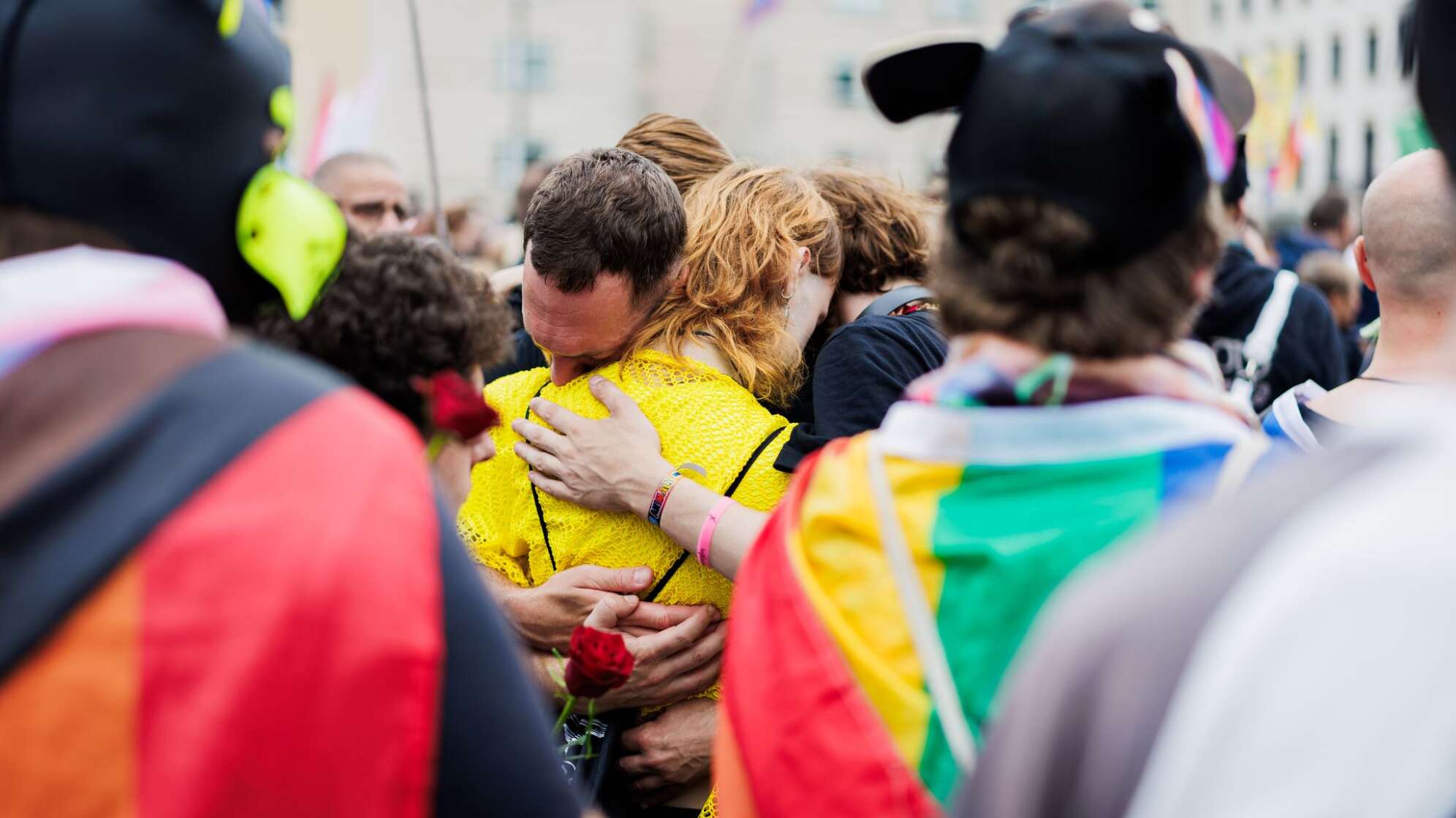 Auto fährt in Menschenmenge - CSD abgebrochen