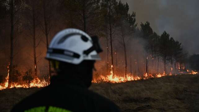 Waldbrand bei Bordeaux: Lage bleibt über Nacht stabil