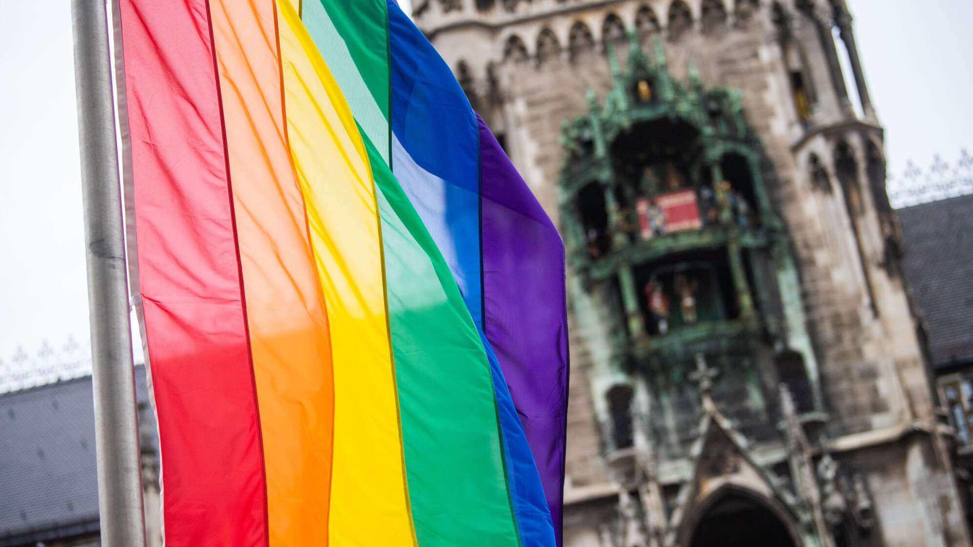 Regenbogenflagge vor dem Münchner Rathaus